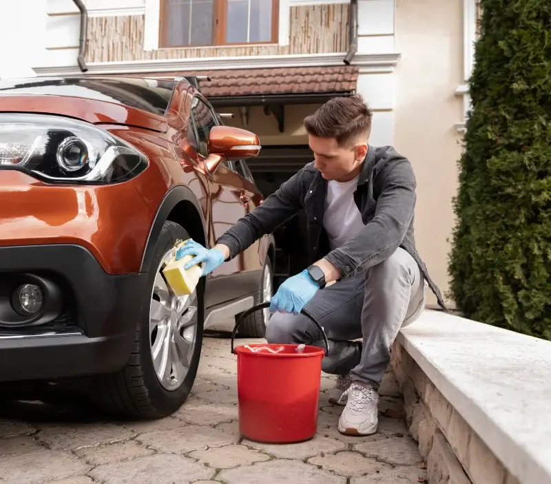 Lavage auto à domicile Moréac : professionnel intervenant sur un véhicule